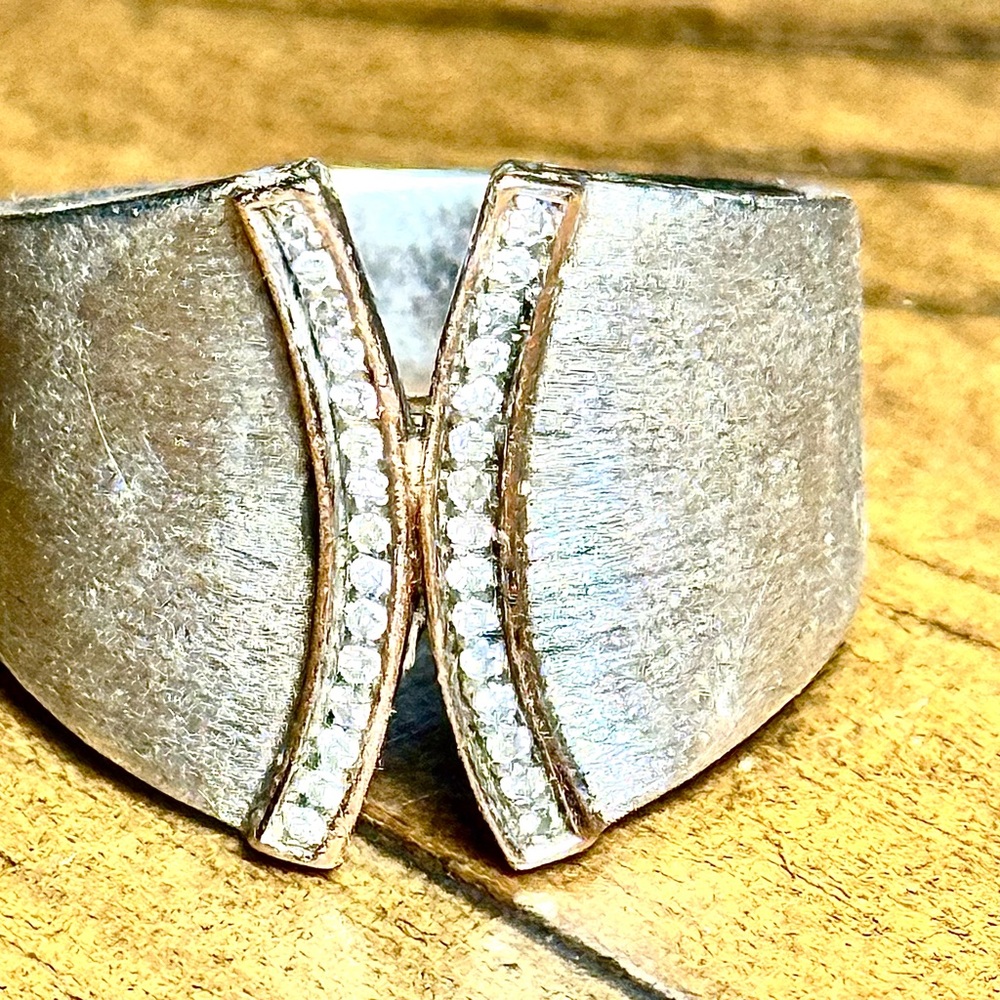 Elegant Silver and Rose Gold Women's Ring - Picture 5 of 7